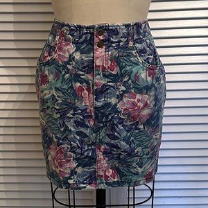 VINTAGE 1990s PARIS BLUES FLORAL DENIM MINI SKIRT. SIZE 11.